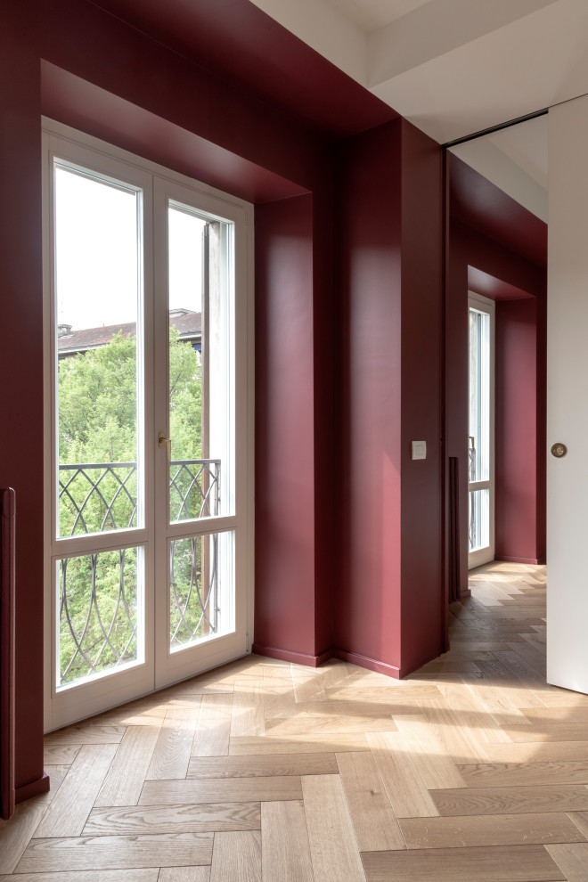 Immagine di un soggiorno design di medie dimensioni e aperto con pareti rosse e pavimento in legno massello medio