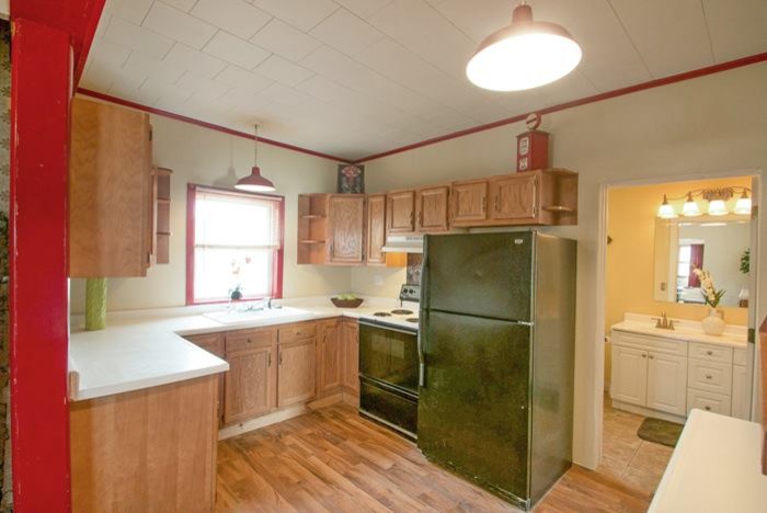 Kitchen - transitional kitchen idea in Cedar Rapids