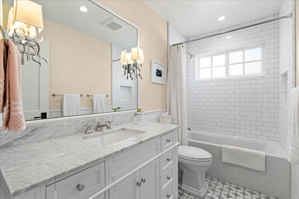 Источник вдохновения для домашнего уюта: большая детская ванная комната с фасадами островного типа, белыми фасадами, накладной ванной, душем над ванной, унитазом-моноблоком, белой плиткой, плиткой кабанчик, оранжевыми стенами, полом из мозаичной плитки, врезной раковиной, мраморной столешницей, разноцветным полом, шторкой для ванной, разноцветной столешницей, нишей, тумбой под одну раковину и напольной тумбой