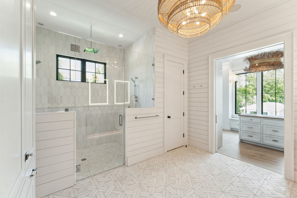 Идея дизайна: ванная комната в морском стиле с фасадами в стиле шейкер, светлыми деревянными фасадами, душем без бортиков, белой плиткой, мраморной плиткой, белыми стенами, мраморным полом, врезной раковиной, мраморной столешницей, белым полом, душем с распашными дверями, белой столешницей, тумбой под две раковины, встроенной тумбой и стенами из вагонки