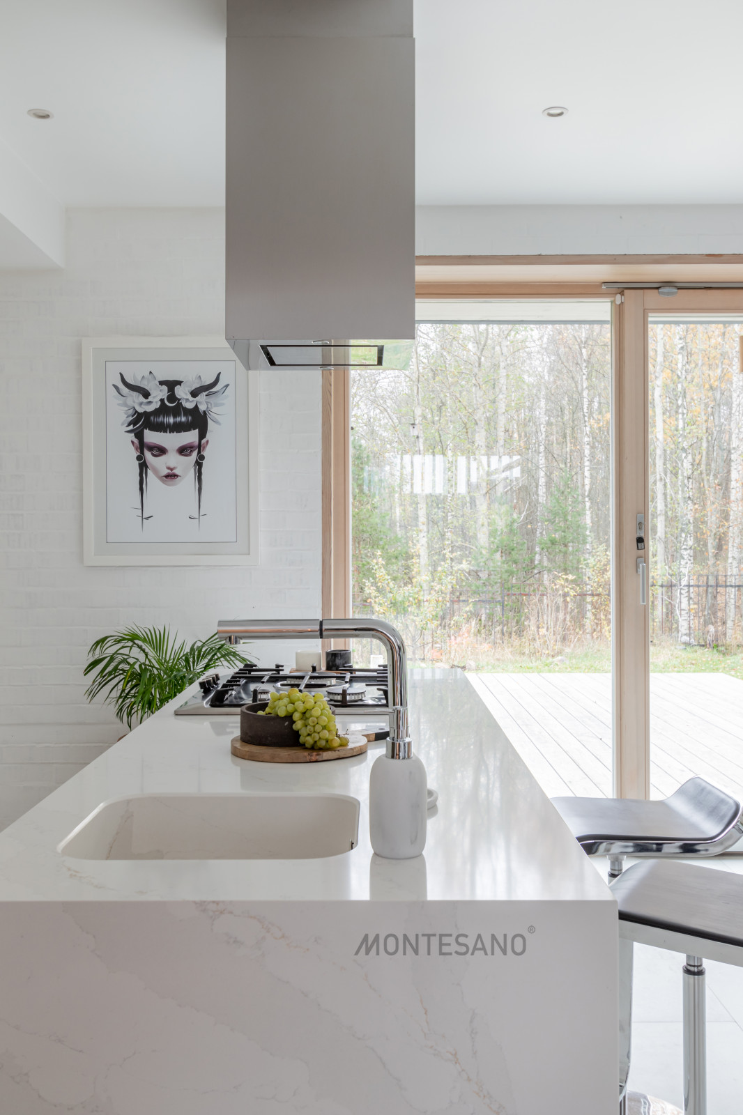 Кухня с островом в загородный дом