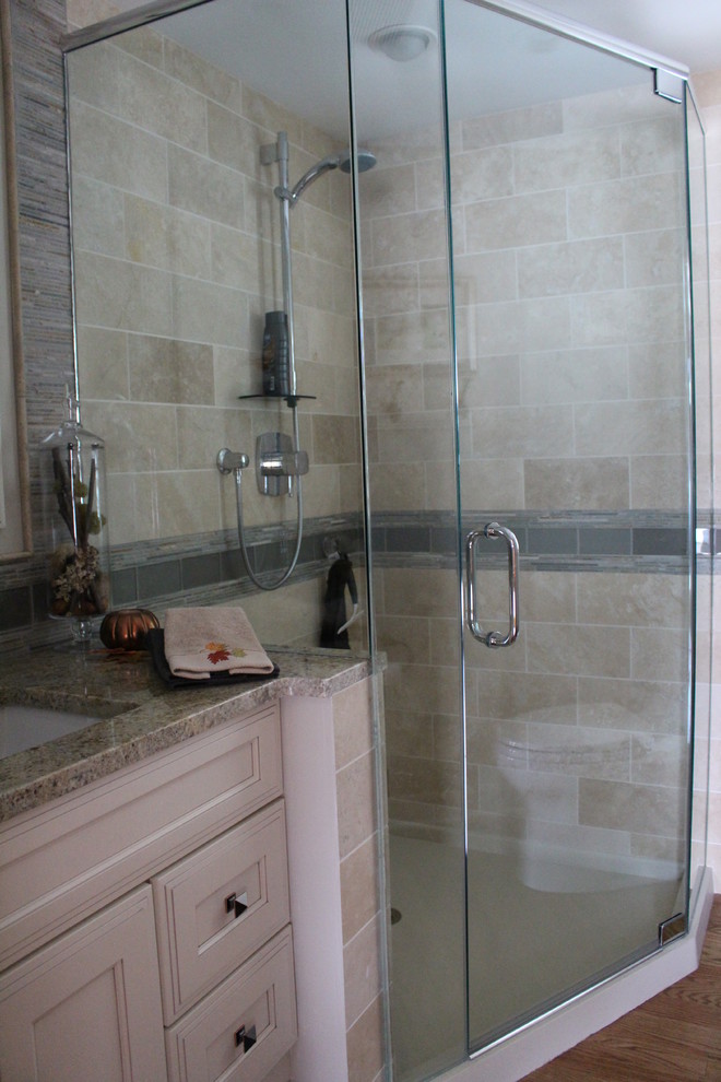 Example of a transitional bathroom design in Chicago
