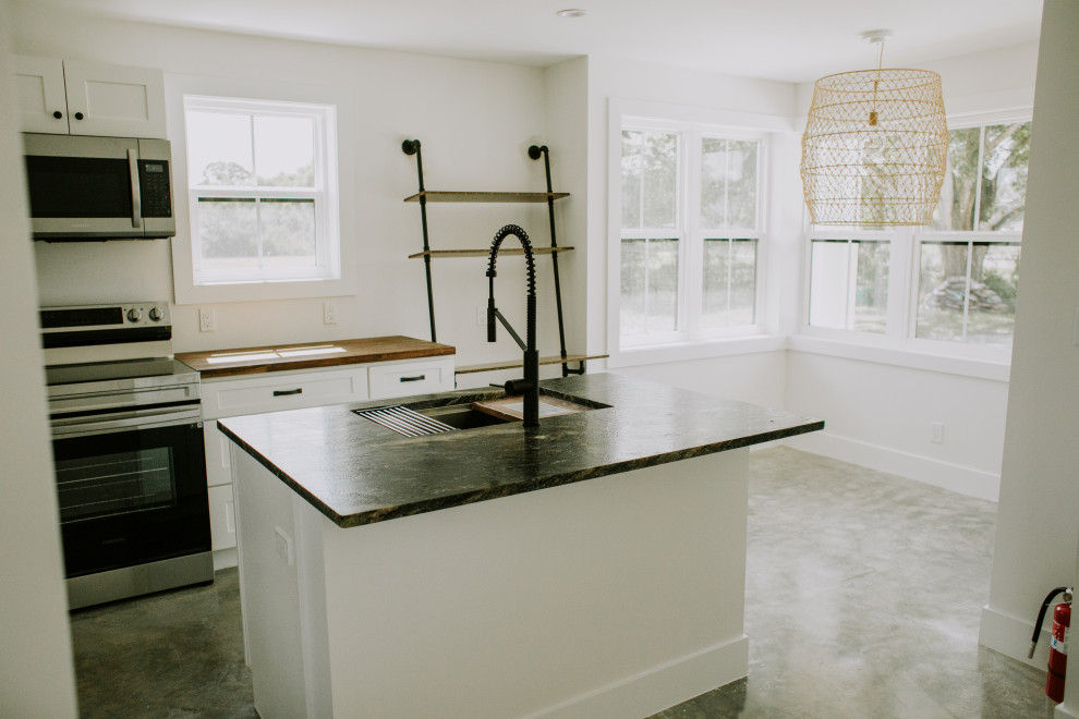 Kitchen - rustic kitchen idea