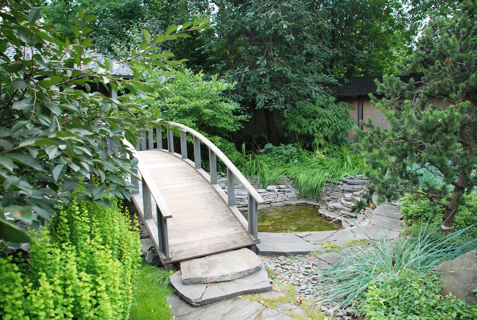 Стильный сад в КП "Поселок Художников"