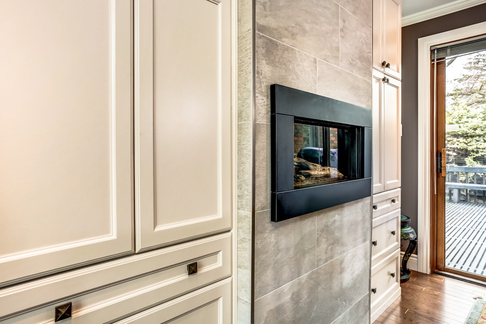 Dining room - transitional dining room idea in Toronto