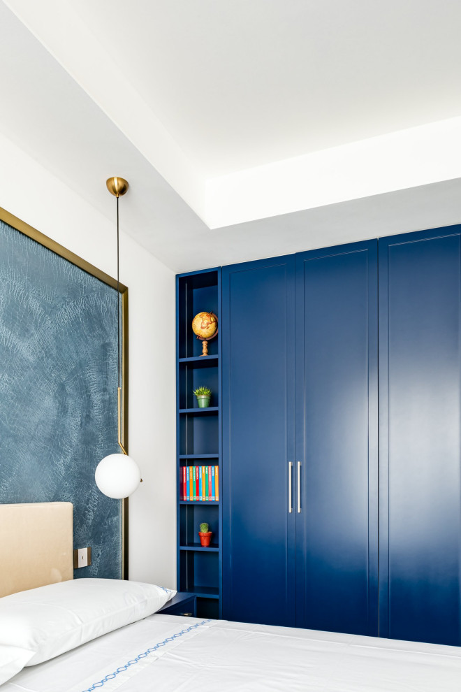 Cette image montre une chambre parentale minimaliste de taille moyenne avec un mur blanc, un sol en carrelage de porcelaine, un sol marron et un plafond décaissé.