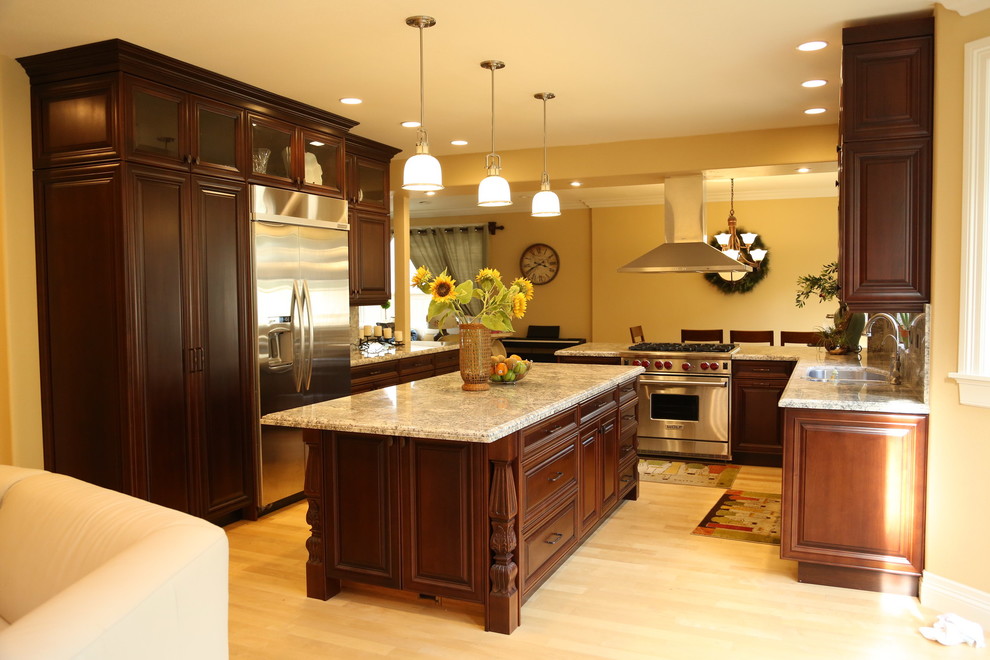 Kitchen - transitional kitchen idea in Los Angeles