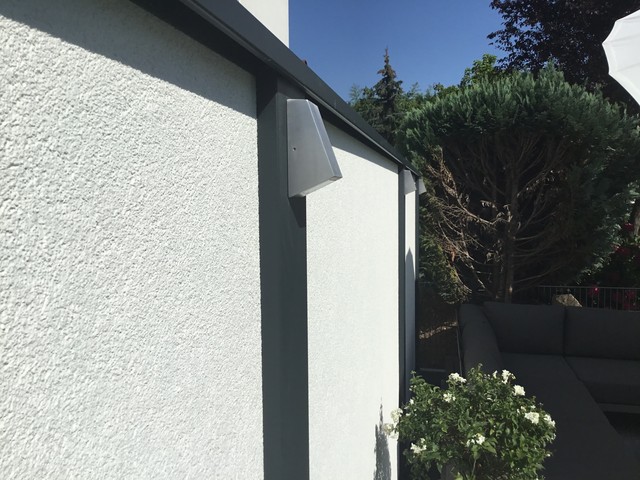 Sichtschutz L&auml;rmschutz und Windschutz an einer Terrasse und im Garten modern-terrace