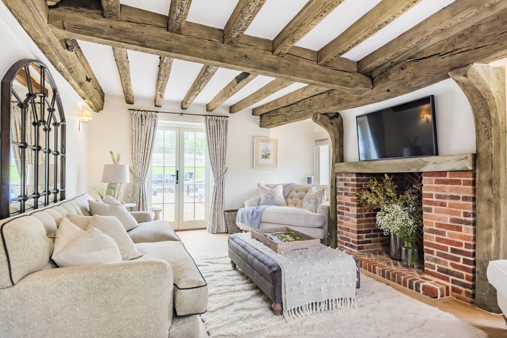 Inspiration for a farmhouse living room in Hampshire.