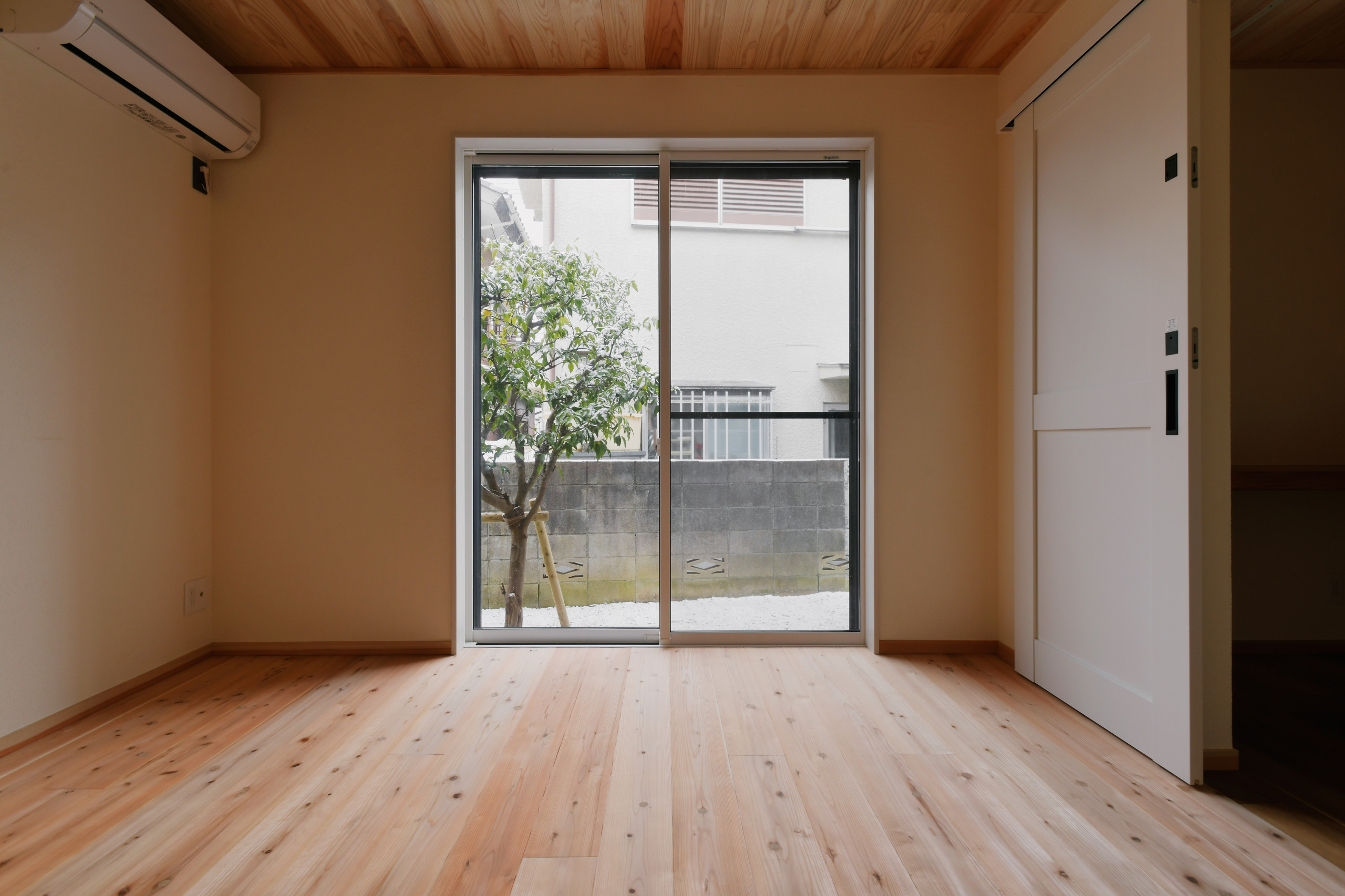 広々バルコニーと屋根裏部屋で子供たちも大喜びな家