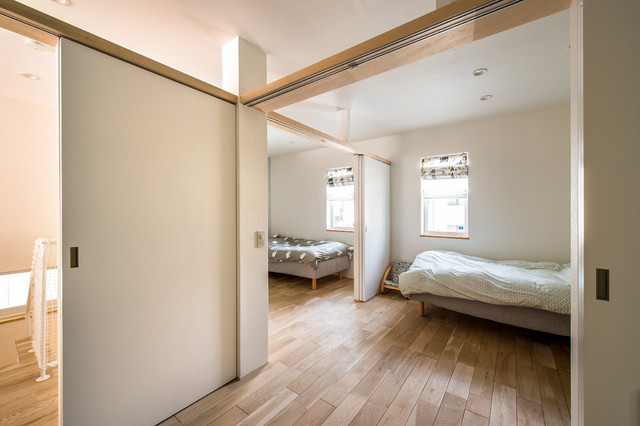 「広々リビングで寛ぐ家」 minimalistisch-schlafzimmer