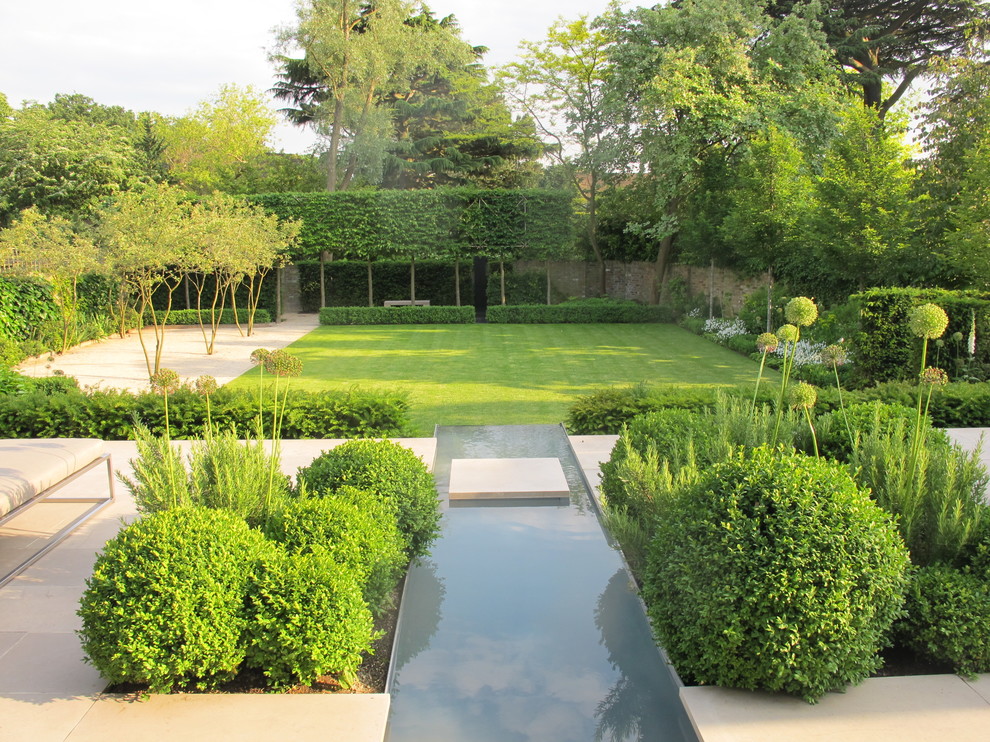 Inspiration for a contemporary garden in London with a water feature.