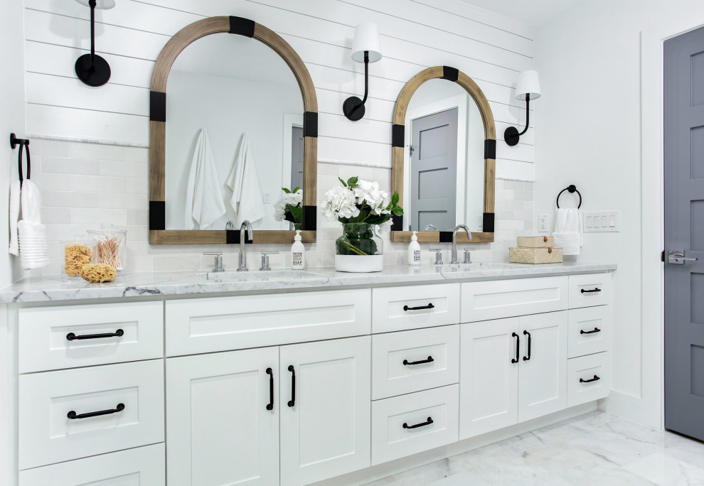 Exempel på ett mellanstort maritimt vit vitt en-suite badrum, med skåp i shakerstil, vita skåp, en dusch i en alkov, vit kakel, marmorkakel, vita väggar, marmorgolv, ett undermonterad handfat, marmorbänkskiva, gult golv och dusch med gångjärnsdörr