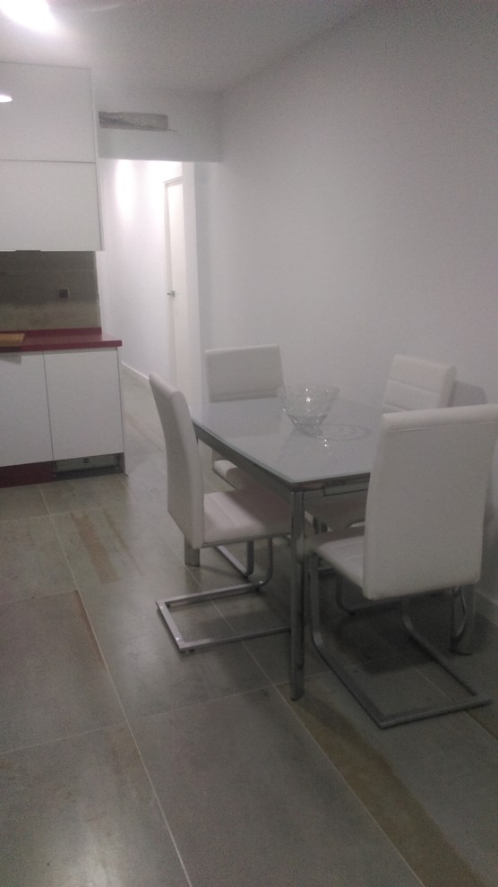 Ejemplo de comedor de cocina clásico renovado pequeño sin chimenea con paredes blancas