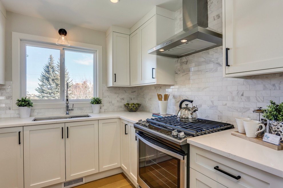 Kitchen - kitchen idea in Calgary