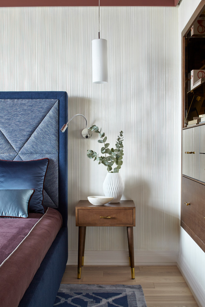 Ejemplo de dormitorio principal contemporáneo con paredes blancas, suelo de madera clara, suelo beige, casetón y papel pintado