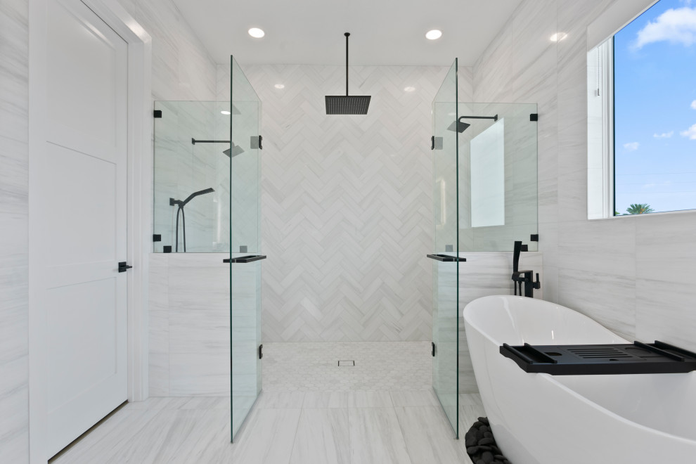 Inspiration för ett stort funkis vit vitt en-suite badrum, med grå skåp, ett fristående badkar, en kantlös dusch, vit kakel, marmorkakel, grå väggar, marmorgolv, ett undermonterad handfat, bänkskiva i kvartsit, vitt golv och dusch med gångjärnsdörr