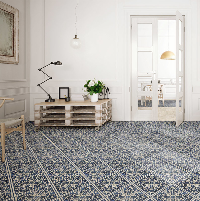 Immagine di un piccolo soggiorno mediterraneo con pavimento con piastrelle in ceramica e pavimento blu