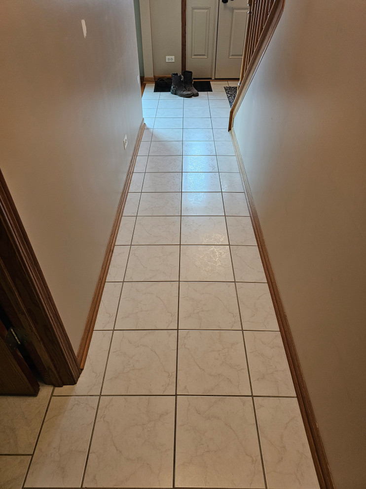 Example of a large transitional u-shaped porcelain tile and white floor eat-in kitchen design in Chicago with an undermount sink, shaker cabinets, white cabinets, quartz countertops, brown backsplash, mosaic tile backsplash, stainless steel appliances, a peninsula and multicolored countertops