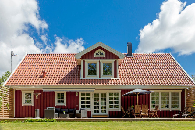 RYMLIG VILLA I TOPPSKICK I STILLSAMMA HAVSBADEN american-traditional-exterior