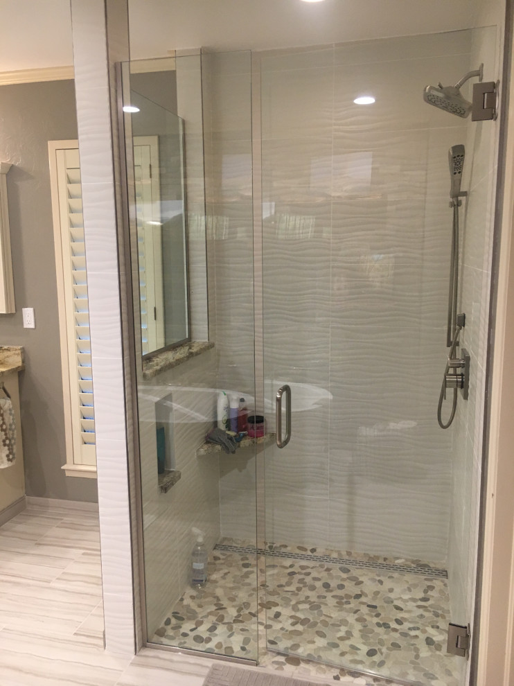 Idéer för stora funkis badrum, med ett fristående badkar, en kantlös dusch, klinkergolv i porslin, ett fristående handfat, dusch med gångjärnsdörr, luckor med upphöjd panel, porslinskakel och bänkskiva i kvartsit