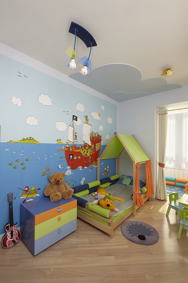 по обе стороны стекла