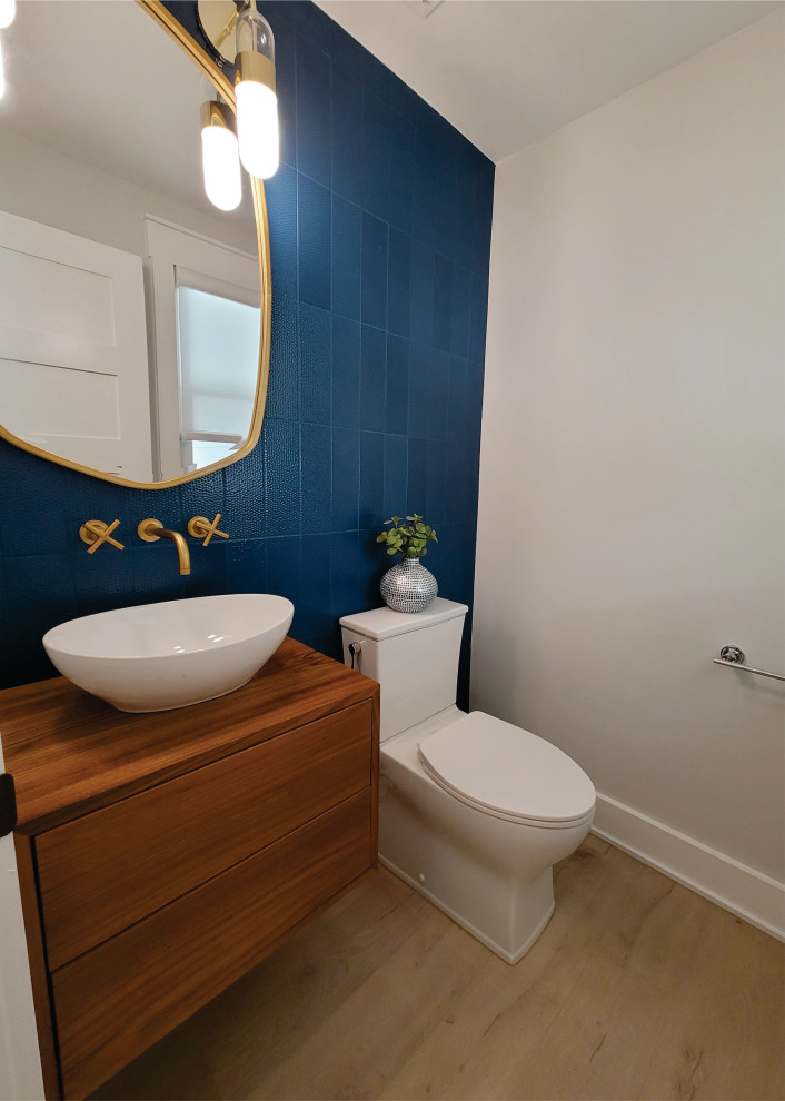 Exempel på ett litet modernt badrum med dusch, med släta luckor, skåp i mellenmörkt trä, blå kakel, keramikplattor, vinylgolv, ett fristående handfat och träbänkskiva
