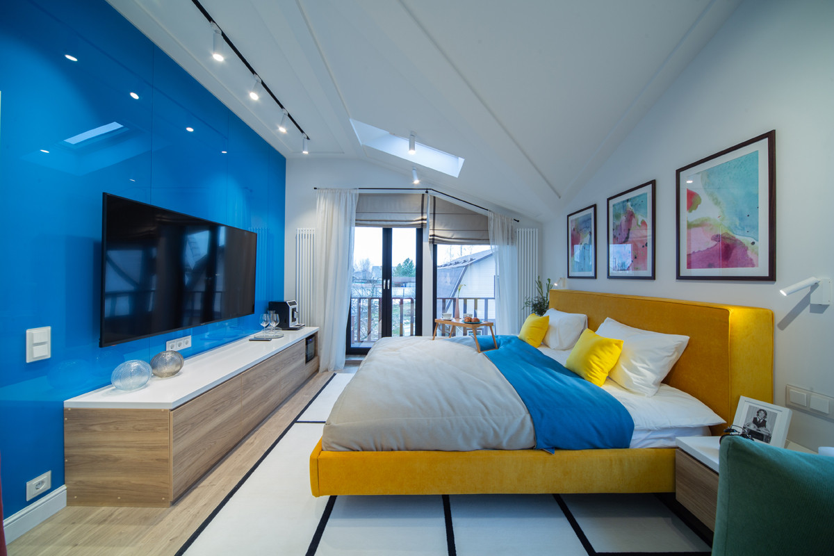 Люкс с парящей кроватью и стеклянной стеной