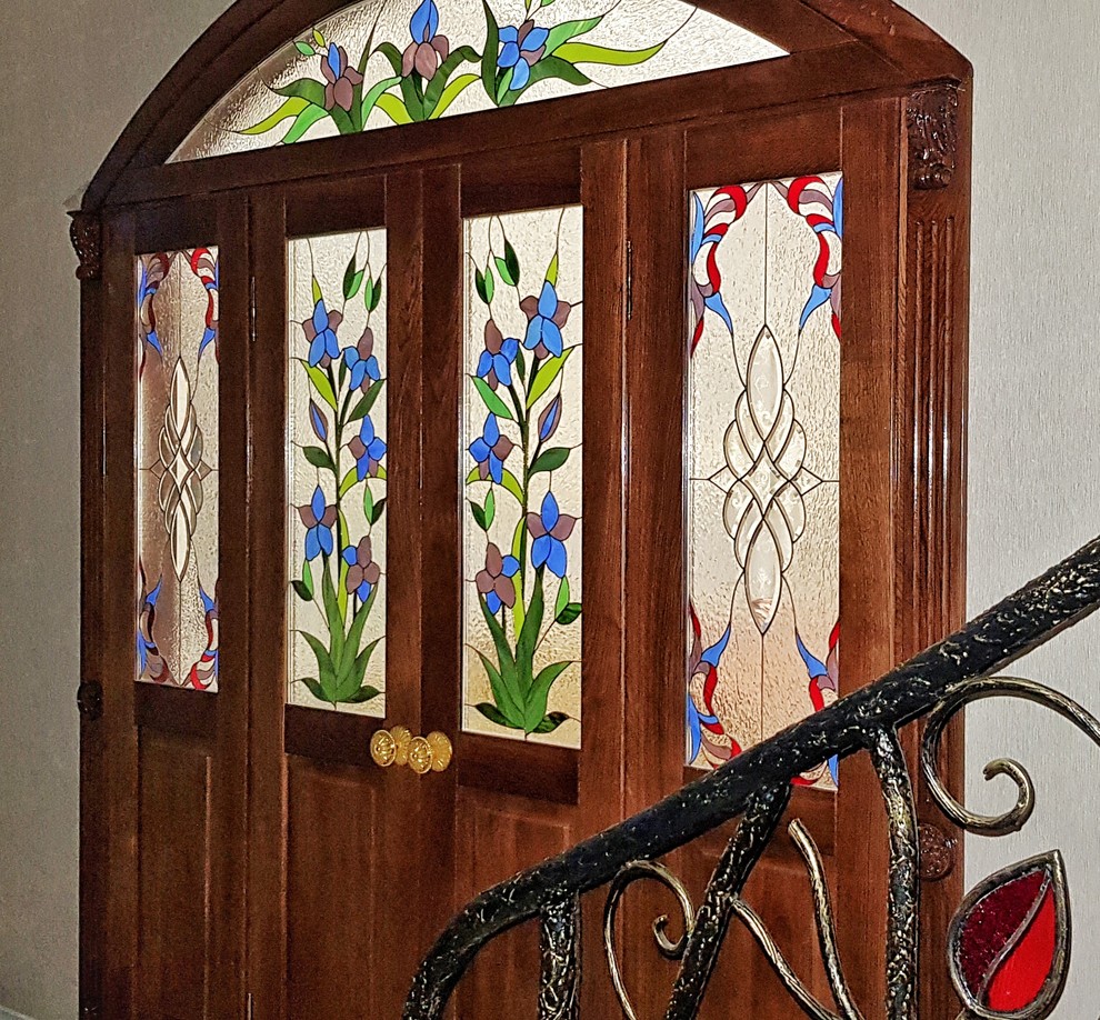 Двери с витражами