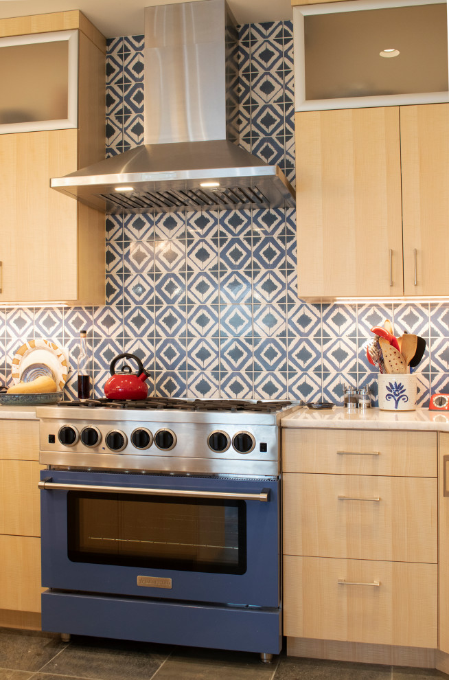Immagine di una grande cucina minimalista con lavello a doppia vasca, ante lisce, ante in legno chiaro, top in quarzite, paraspruzzi blu, paraspruzzi in gres porcellanato, elettrodomestici colorati, pavimento in ardesia, pavimento grigio e top bianco