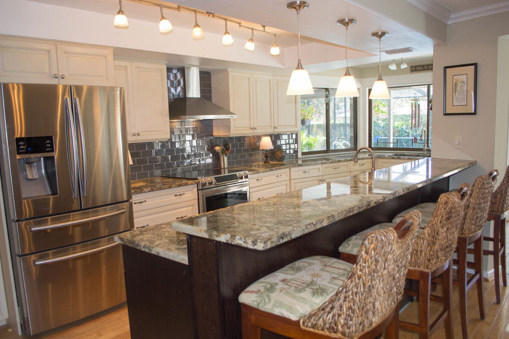 Kitchen - transitional kitchen idea in Tampa