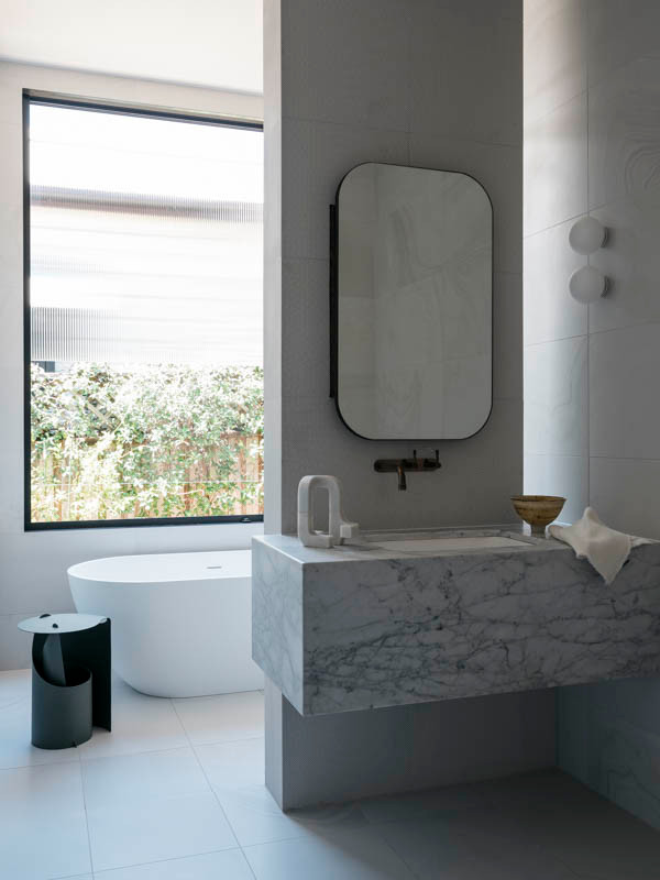 Bild på ett stort funkis grå grått badrum med dusch, med grå skåp, ett fristående badkar, en öppen dusch, grå kakel, skifferkakel, grå väggar, skiffergolv, ett integrerad handfat, marmorbänkskiva, grått golv och med dusch som är öppen
