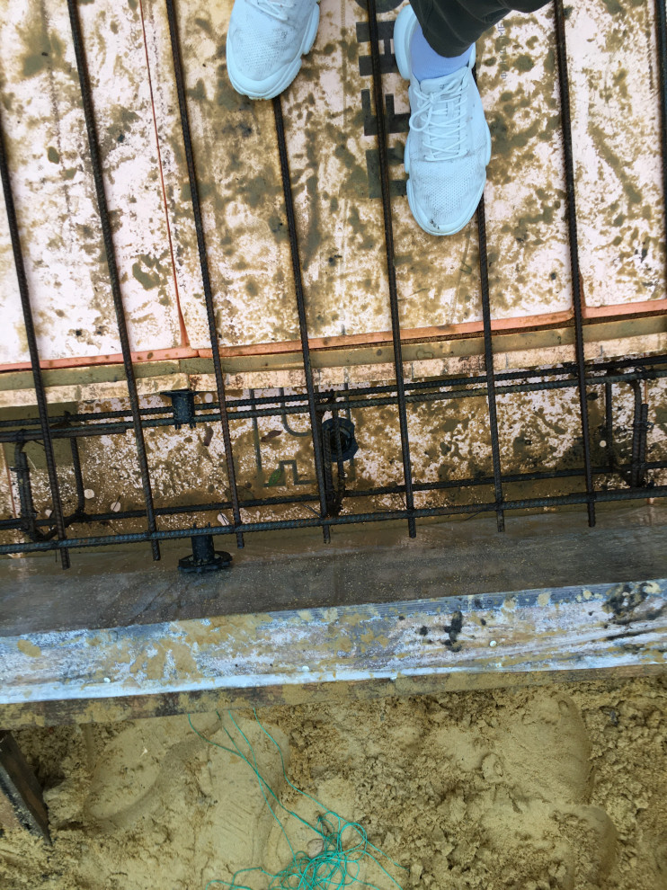 Установка пластиковых крепежей для распорки арматуры