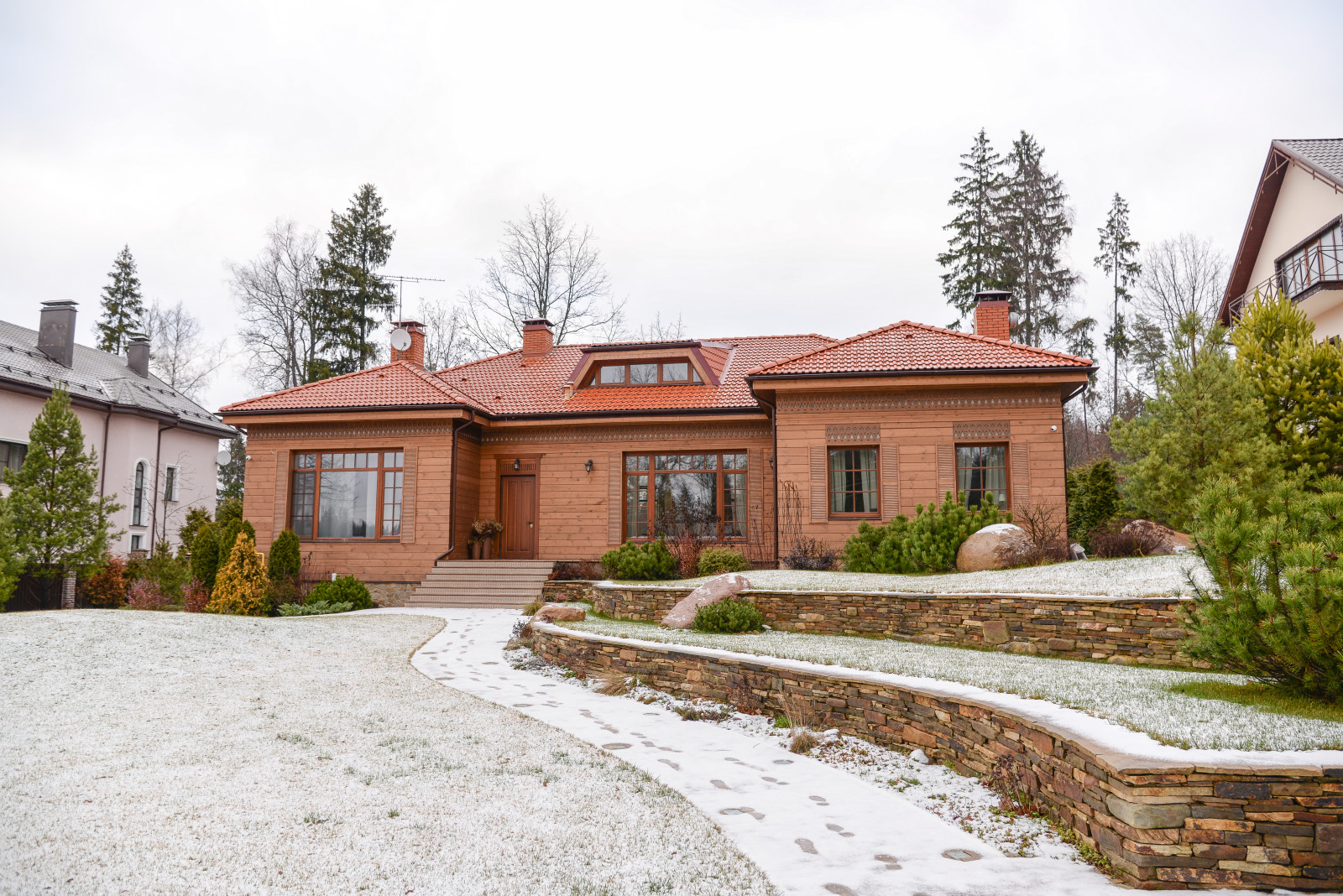 Остекление дома дубовыми окнами