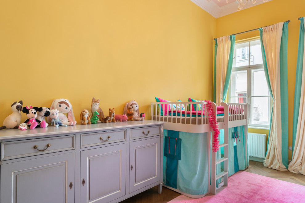 Großes, Neutrales Eklektisches Kinderzimmer mit gelber Wandfarbe, braunem Holzboden, braunem Boden und Tapetenwänden in München