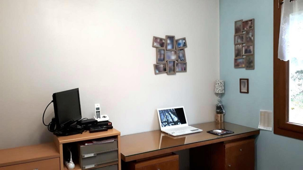 На фото: рабочее место в классическом стиле с бежевыми стенами, полом из линолеума и отдельно стоящим рабочим столом