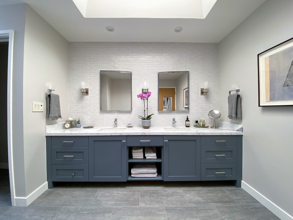 Exempel på ett stort vit vitt en-suite badrum, med skåp i shakerstil, blå skåp, grå kakel, keramikplattor, grå väggar, klinkergolv i keramik, ett undermonterad handfat, bänkskiva i kvartsit och grått golv