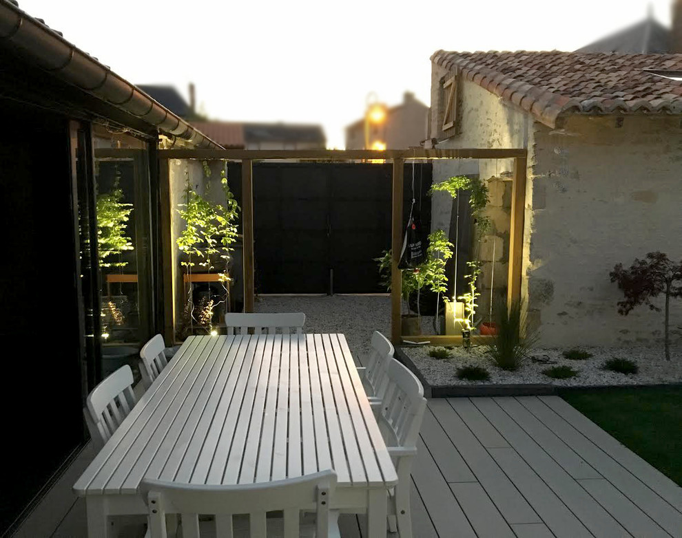 Photo of a mid-sized modern backyard deck in Angers.