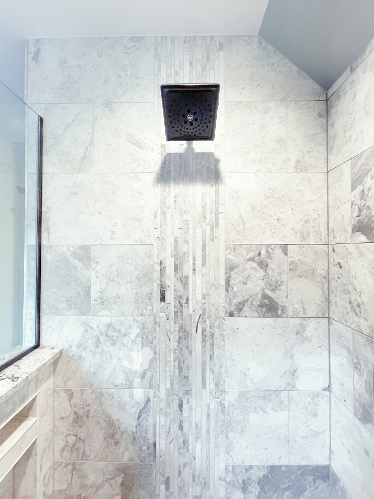 Idéer för ett modernt badrum, med en kantlös dusch