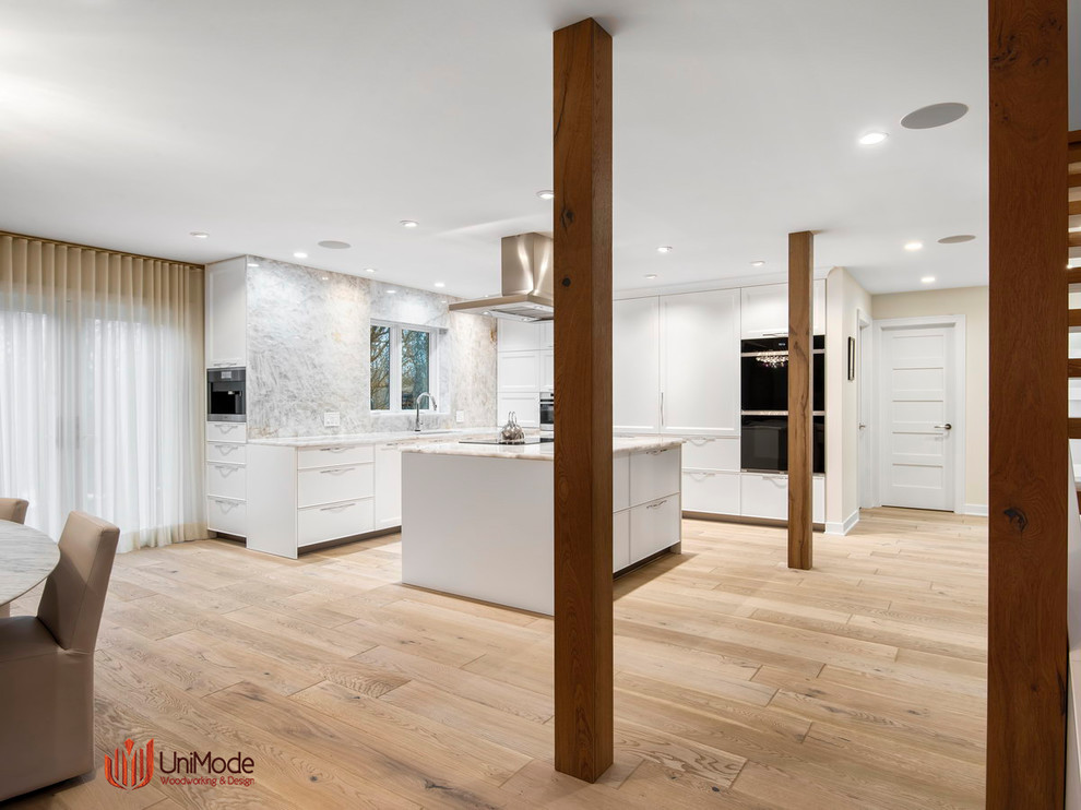 Kitchen - transitional kitchen idea in Chicago