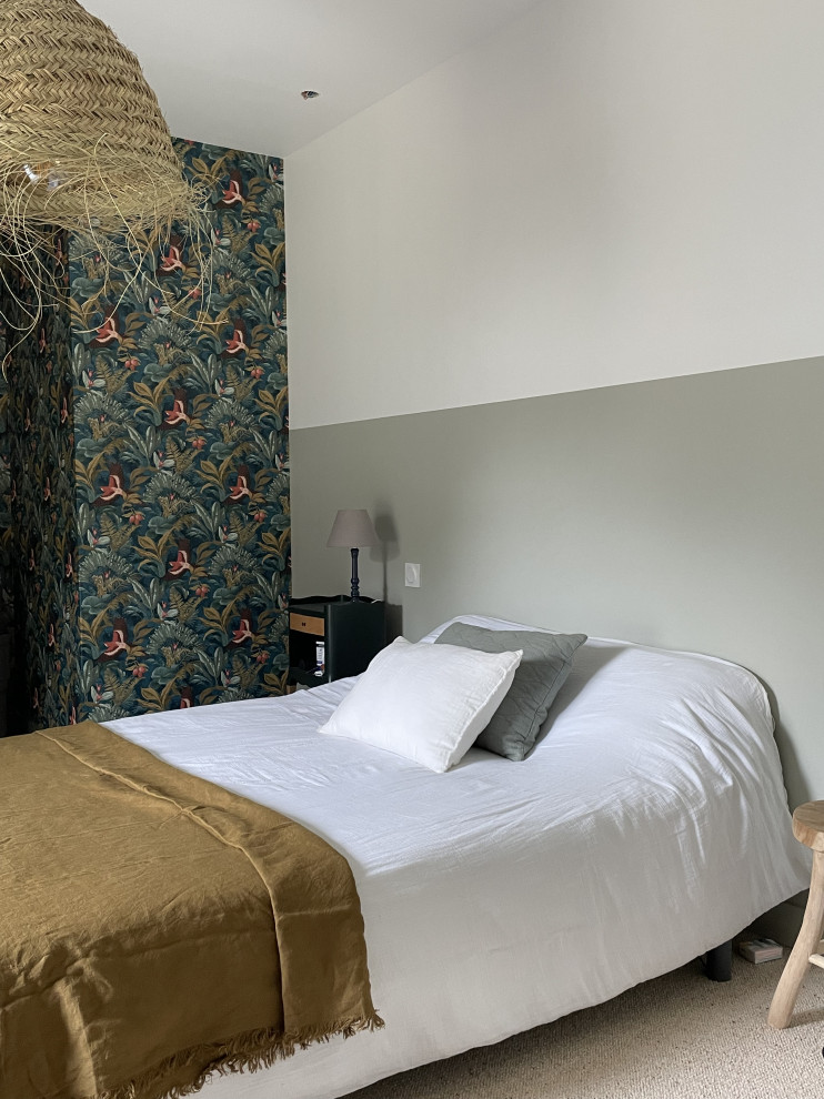 Modelo de dormitorio minimalista con moqueta y suelo beige