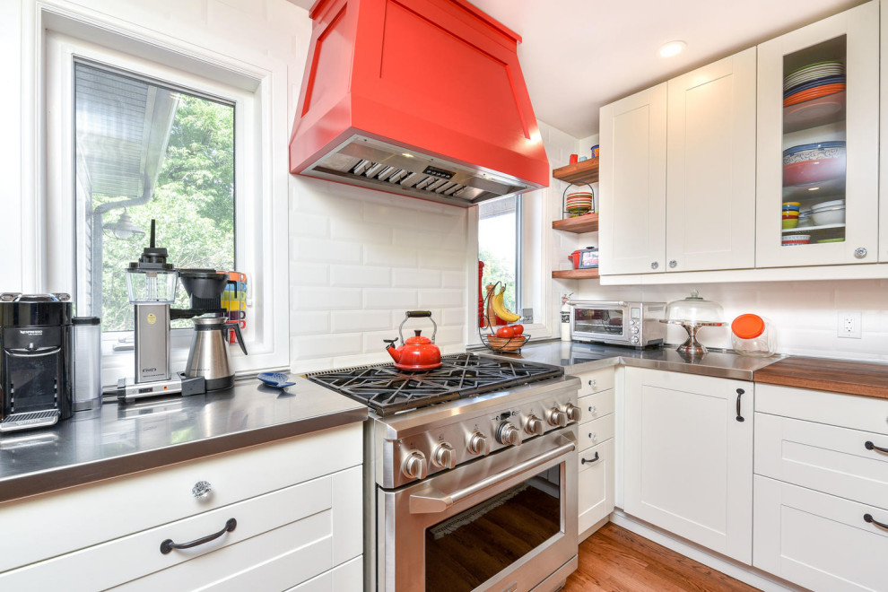Example of a transitional kitchen design in Ottawa