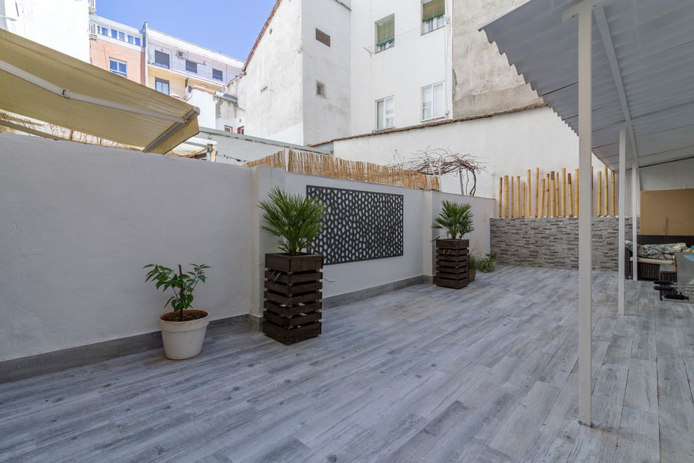 This is an example of a modern deck in Madrid.
