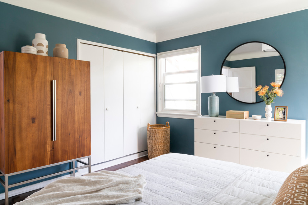 Design ideas for a mid-sized midcentury master bedroom in Los Angeles with blue walls, dark hardwood floors and no fireplace.