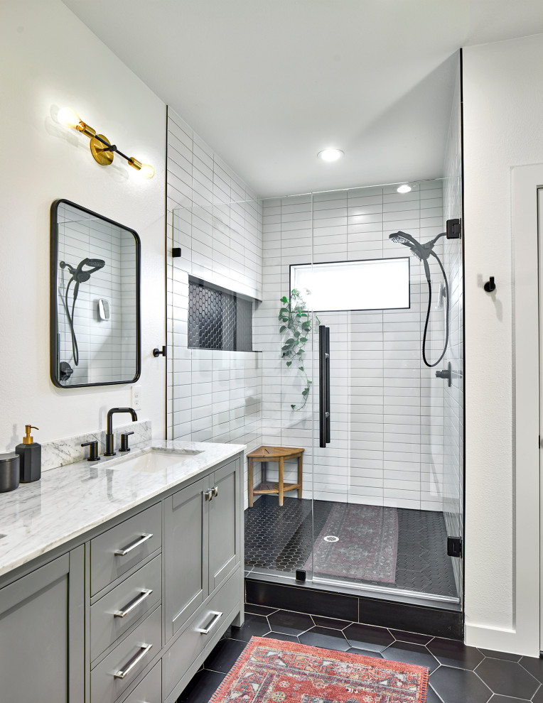 Источник вдохновения для домашнего уюта: ванная комната в стиле модернизм с фасадами в стиле шейкер, серыми фасадами, открытым душем, раздельным унитазом, белой плиткой, белыми стенами, полом из керамогранита, врезной раковиной, мраморной столешницей, черным полом, душем с распашными дверями, серой столешницей, тумбой под две раковины и встроенной тумбой