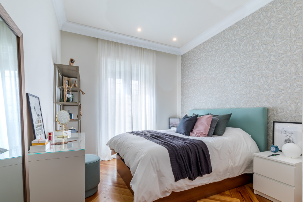 Cette image montre une petite chambre parentale minimaliste avec un mur blanc, un sol en bois brun, un sol marron et du papier peint.