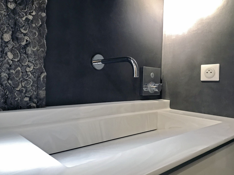 Idéer för ett vit badrum med dusch, med en kantlös dusch, grå kakel, betonggolv, ett väggmonterat handfat, bänkskiva i akrylsten, grått golv och dusch med gångjärnsdörr