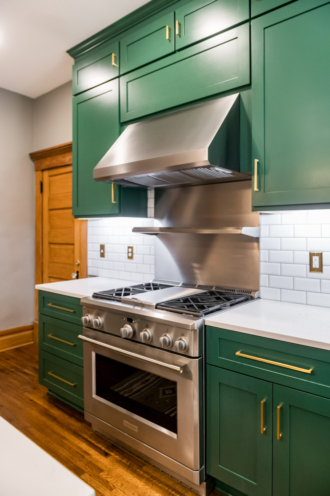 Diseño de cocina comedor clásica grande con fregadero sobremueble, armarios estilo shaker, puertas de armario verdes, encimera de cuarzo compacto, salpicadero blanco y una isla