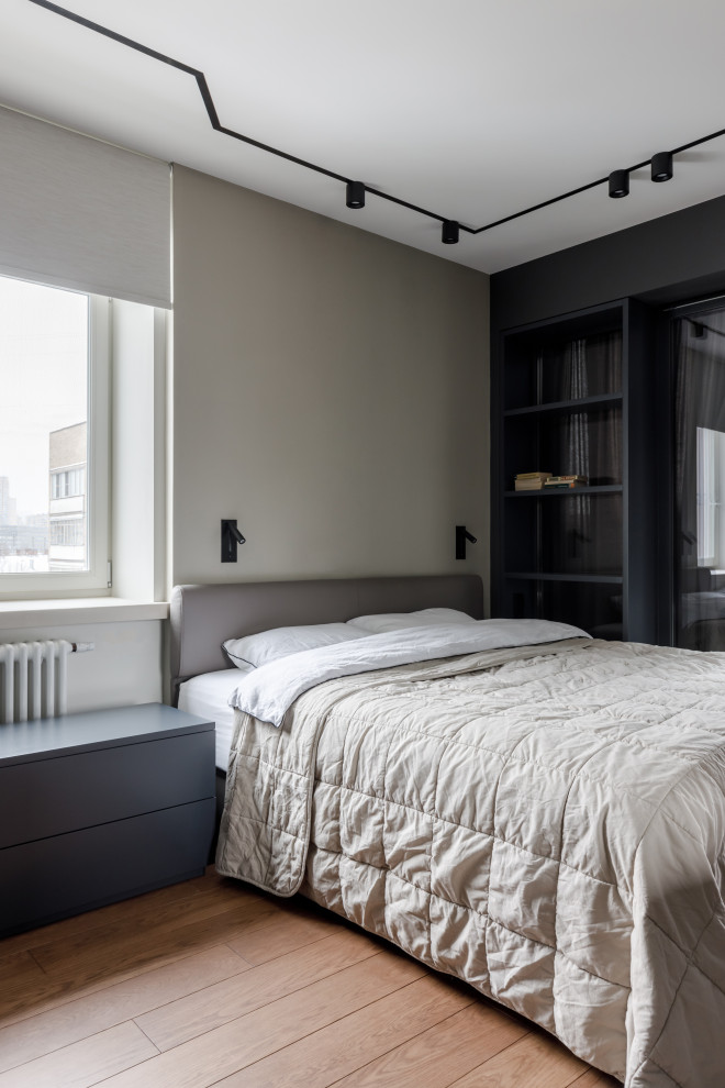 На фото: хозяйская, серо-белая спальня среднего размера в современном стиле с серыми стенами, темным паркетным полом, коричневым полом, любым потолком, панелями на стенах и акцентной стеной