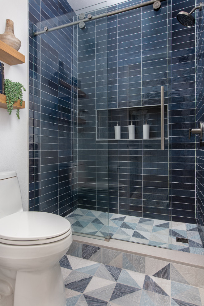 Источник вдохновения для домашнего уюта: маленькая главная ванная комната в стиле модернизм с фасадами в стиле шейкер, унитазом-моноблоком, синей плиткой, керамогранитной плиткой, белыми стенами, полом из керамогранита, синим полом, душем с раздвижными дверями и встроенной тумбой для на участке и в саду